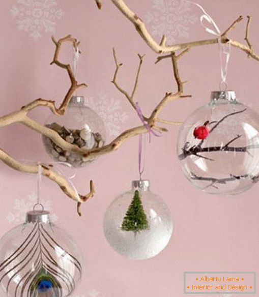 Transparentní vánoční koule s dekorací uvnitř