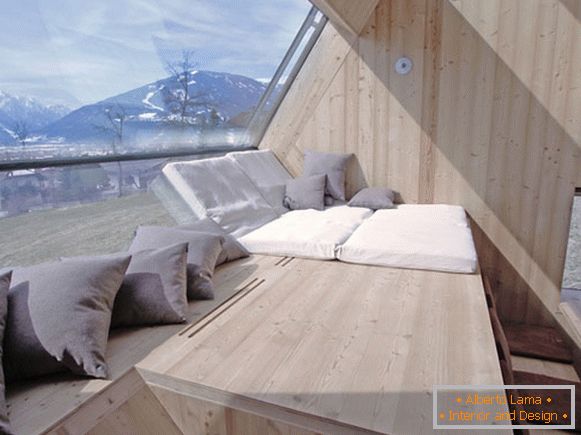 Odpočinek na okenní paraplu malé chalupy Ufogel v Rakousku