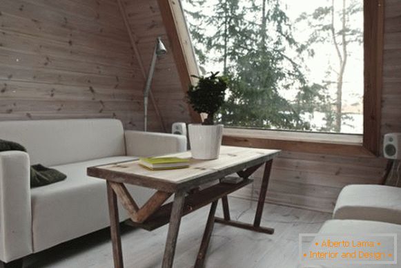 Interiér malé dřevěné chaty