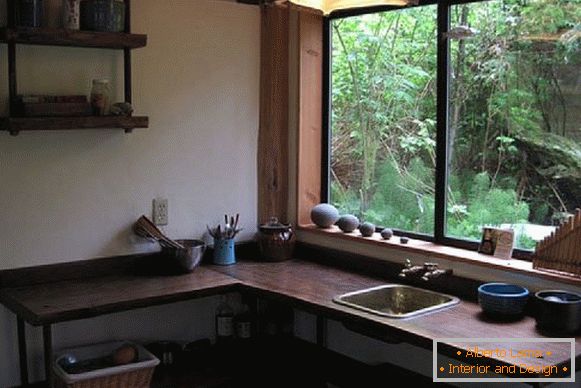 Kuchyně malé lesní chaty v Japonsku