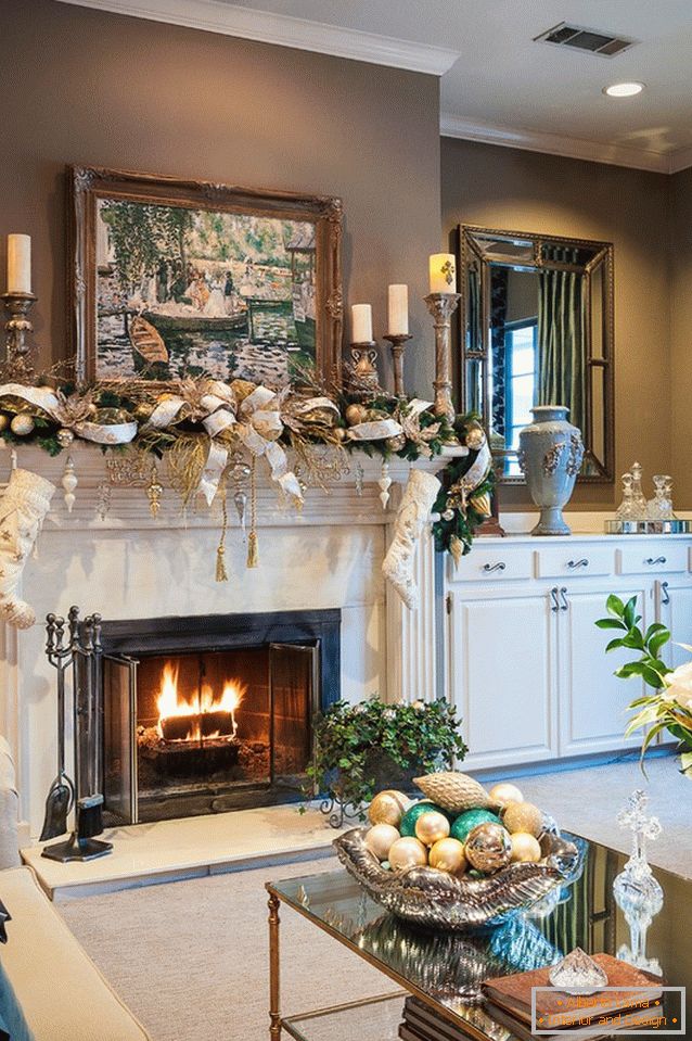 Kombinace bílé a zelené v dekoraci obývacího pokoje pro nový rok