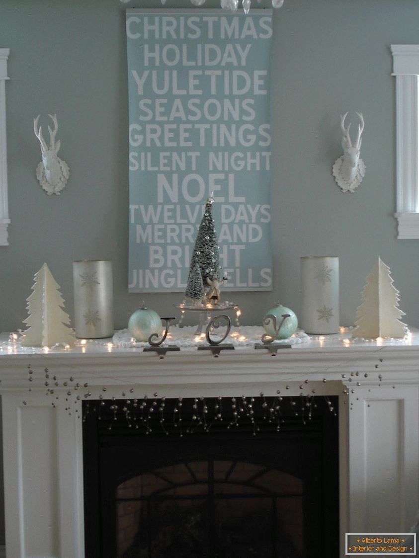 Bílé a modré barvy v designu obývacího pokoje pro nový rok
