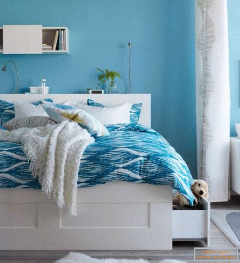 modro-sky-ikea-dětské-bed-listy-s-zakřivený-vzor-v-bílá-dřevěné-bedlin-přes-laminát-podlaha-také-bílý-chlupatý-koberec a malý-prostý-kabinet-1024x1120