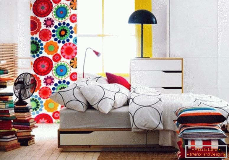 rodinný pokoj-design-nápady-malý-byt-postel-set-nábytek-ikea-ložnice-návrhy-s-dřevěné-podlaha-a-záclona-to-má-krásný-květinový-motiv