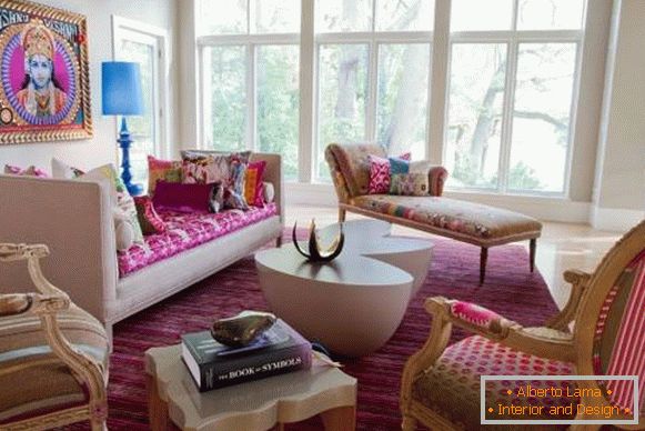 Bílý a růžový interiér v indickém stylu - foto