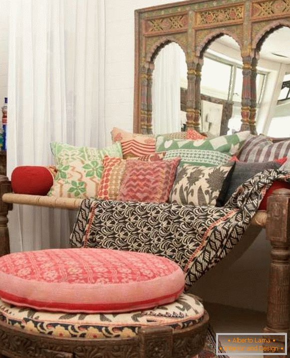 Skutečný nábytek z Indie - postel se stojanem pod nohama