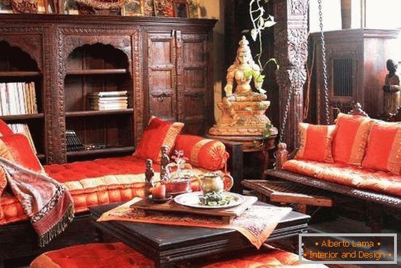 Indický styl v interiéru s originálním nábytkem a textilem