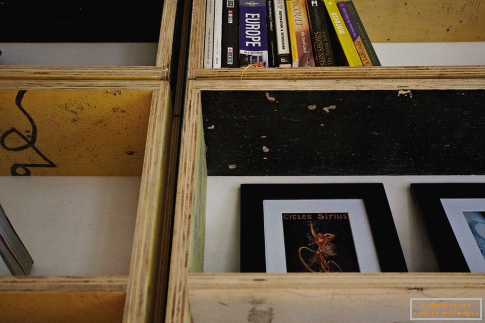 Dřevěné police pro knihy