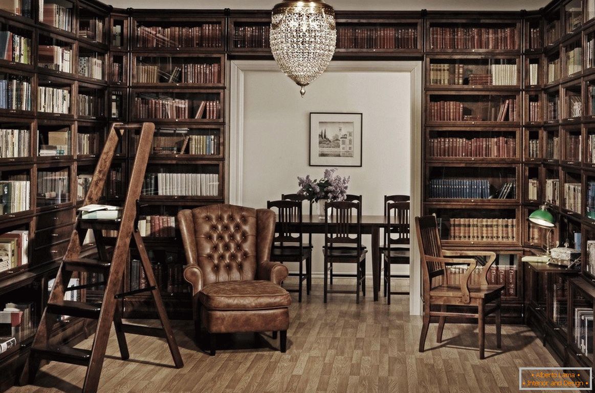 Domácí knihovna s dřevěnými skříněmi