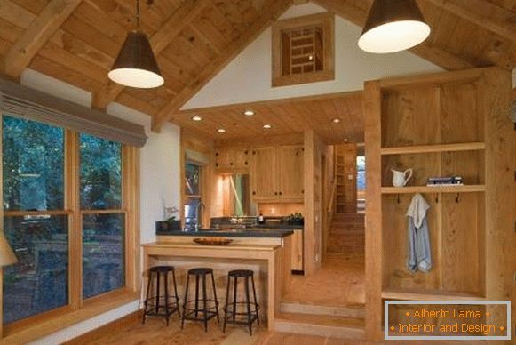 Interiér dřevěného domu ze dřeva uvnitř - fotografie kuchyně obývacího pokoje