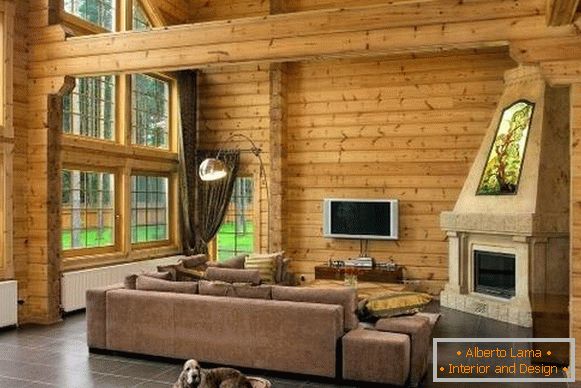 Interiér dřevěného domu z lepených trámů - fotografie uvnitř