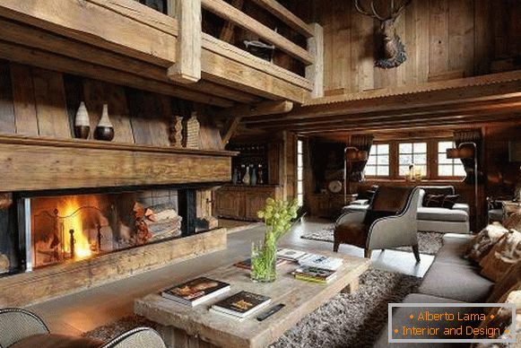Luxusní dokončení dřevěného domu uvnitř v duchu chaty