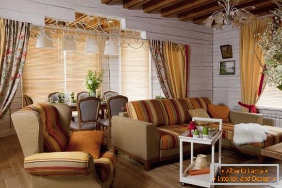 Zdobení dřevěného soukromého domu uvnitř - fotografie obývacího pokoje