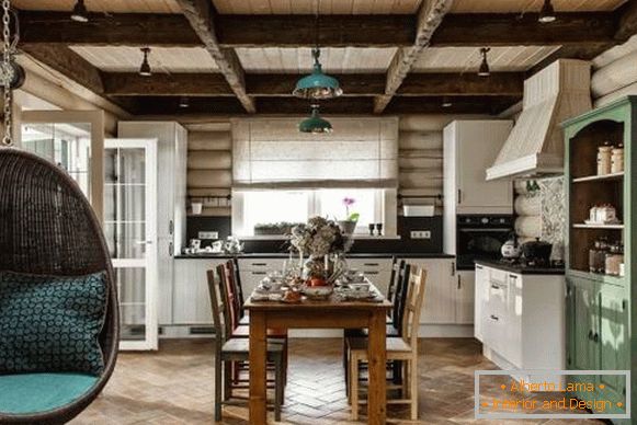 Interiér dřevěného domu uvnitř - fotografie ve skandinávském stylu