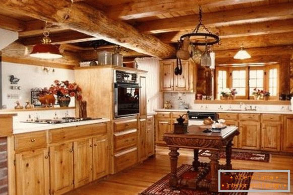Interiér kuchyně dřevěného domu - fotografie ze dřeva