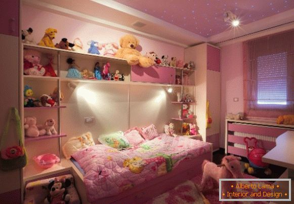 interiér malého dětského pokoje pro dívku