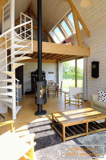 Interiér malého dřevěného domu ve dvou úrovních