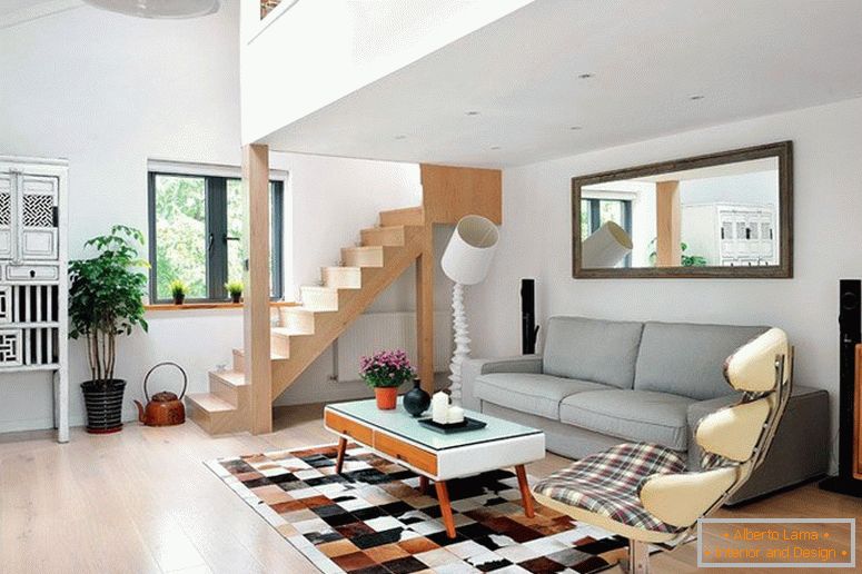 Dřevěné schodiště v obývacím pokoji