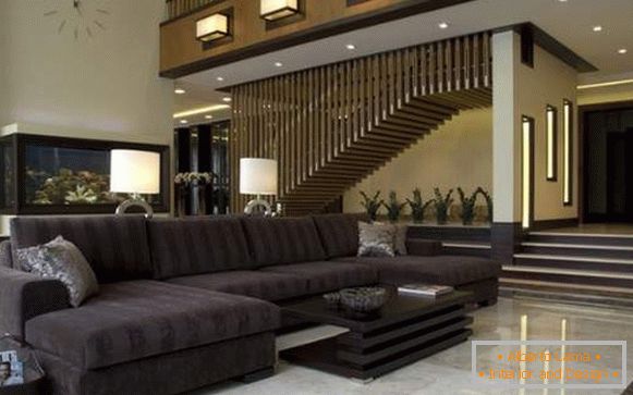 Ultramoderní interiér obývacího pokoje v soukromém domě se schodištěm