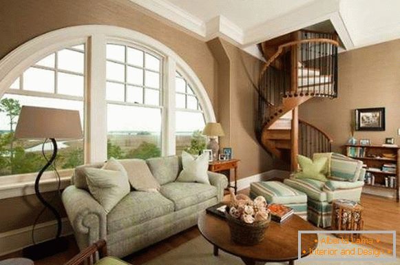 Interiér obývacího pokoje s točitým schodištěm v soukromém domě - designové nápady