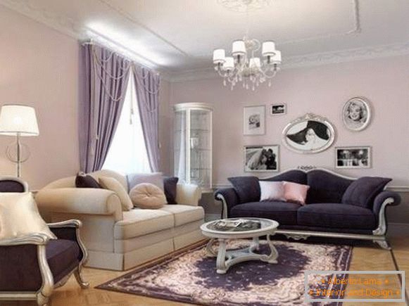 Interiér klasického obývacího pokoje v soukromém domě в сиреневых тонах