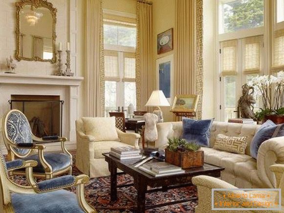 Luxusní interiér obývacího pokoje v soukromém domě ve stylu klasiky