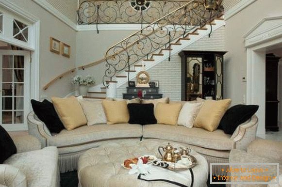 Interiér obývacího pokoje v soukromém domě s kovaným schodištěm - foto 2017