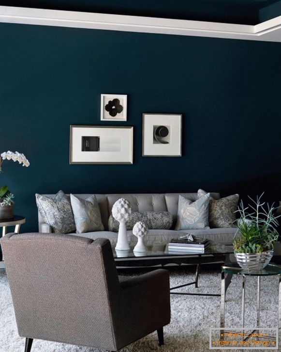 Moderní obývací pokoj s černou tapetou