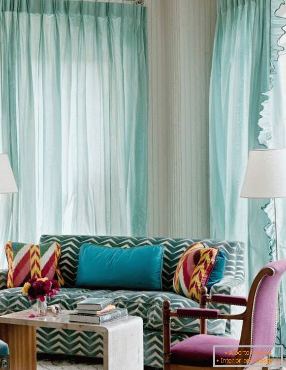 Moderní obývací pokoj v tyrkysové barvě