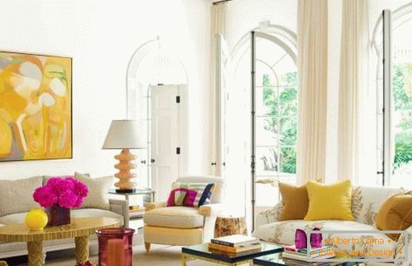 Žlutý-růžový interiér obývacího pokoje - fotografie v moderním stylu