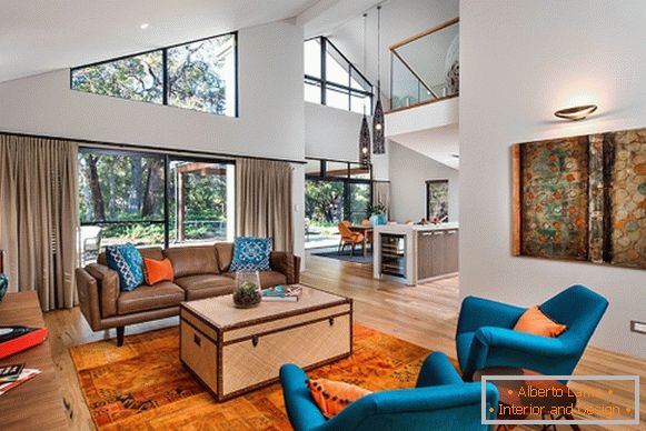 Moderní interiér obývacího pokoje v modré a oranžové barvě