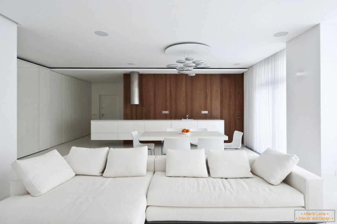 Bílý čalouněný nábytek v interiéru obývacího pokoje