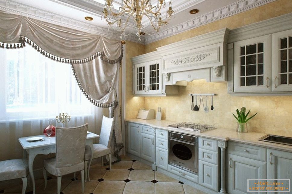 Kuchyně v klasickém stylu s bagety na stropě