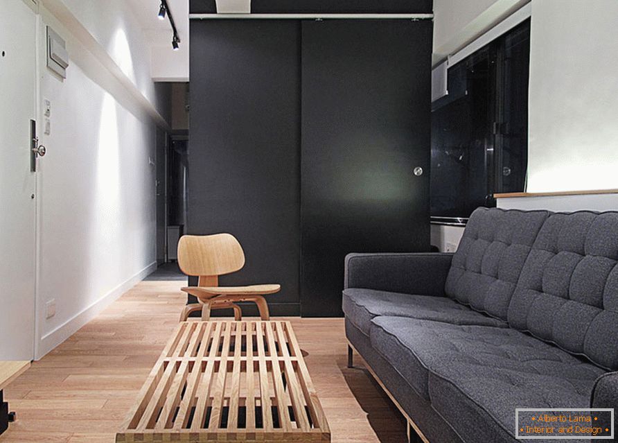 Interiér obývacího pokoje malého bytu v Hongkongu