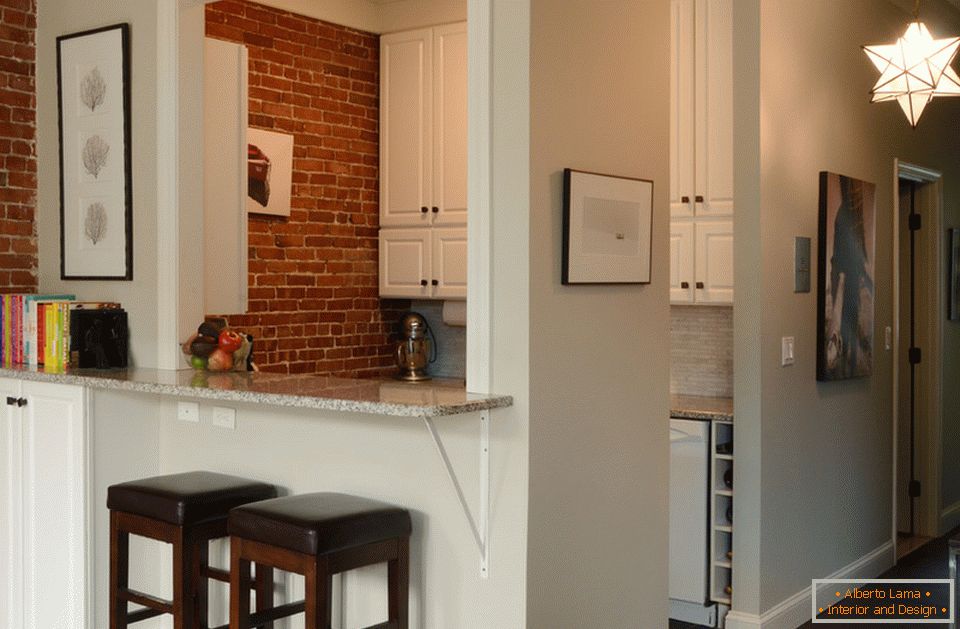 Interiér malého bytu: bar v obývacím pokoji