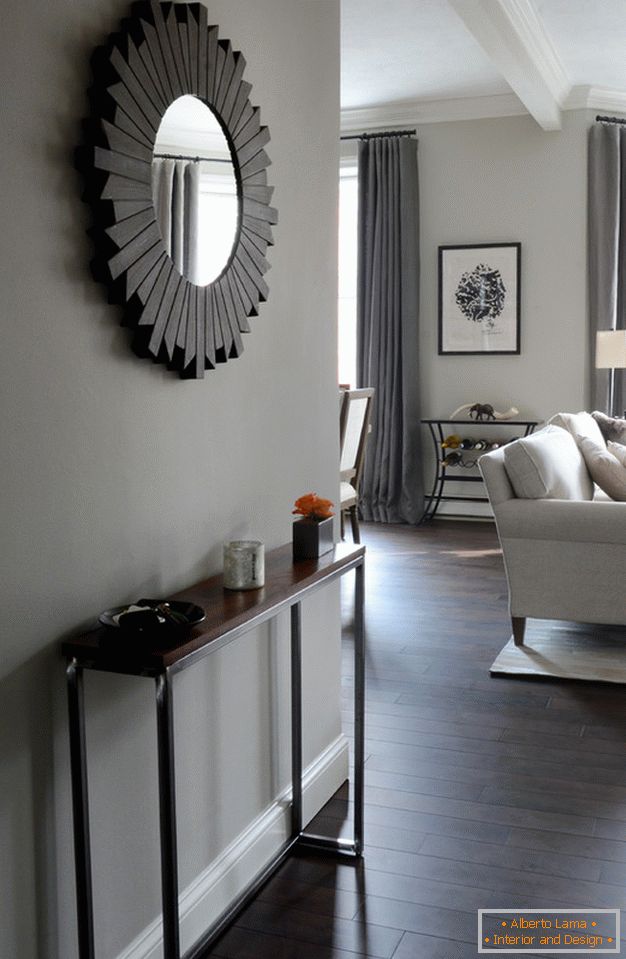 Interiér malého bytu: kruhové zrcadlo na chodbě