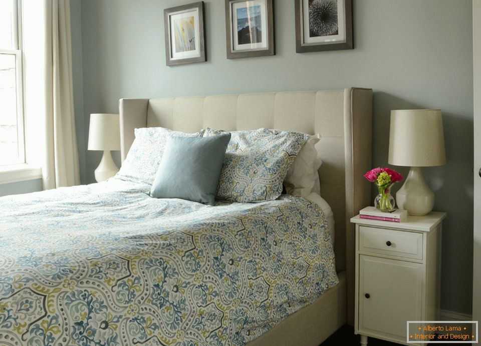Interiér malého bytu: ložnice v pastelových barvách