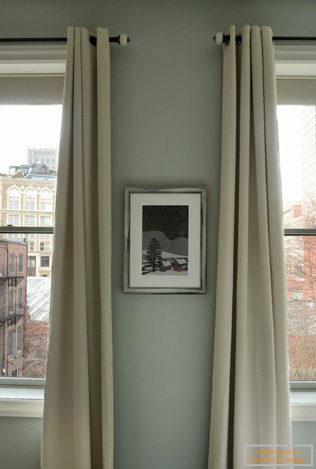 Interiér malého bytu: dlouhé závěsy na oknech