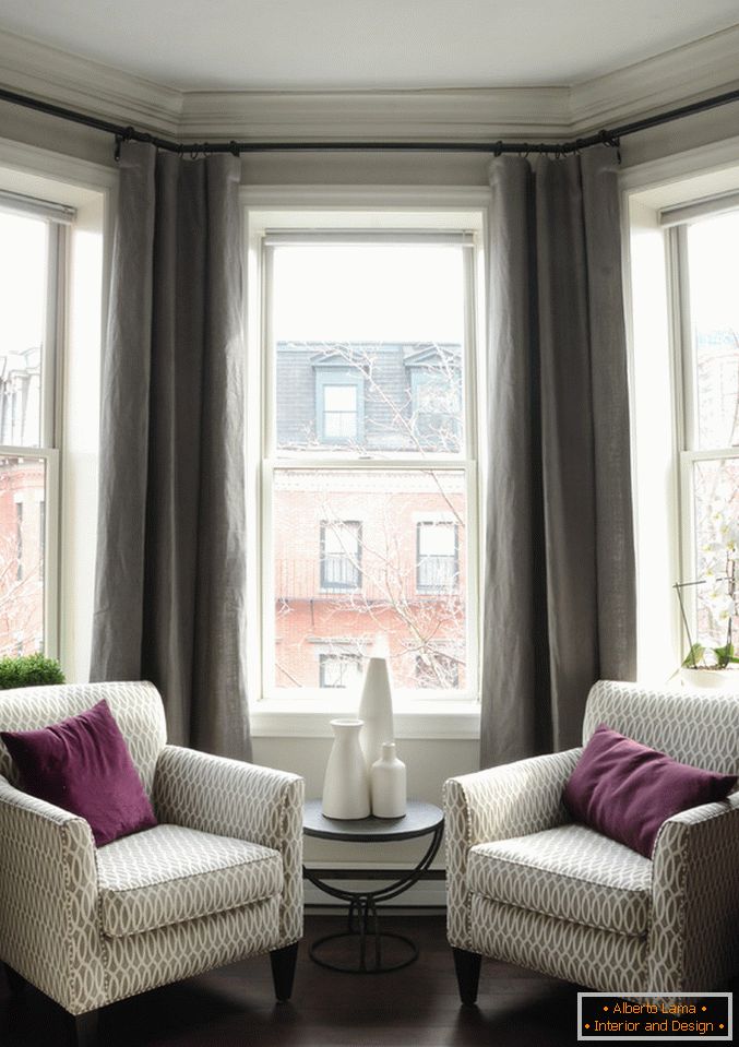 Interiér malého bytu: posezení u okna