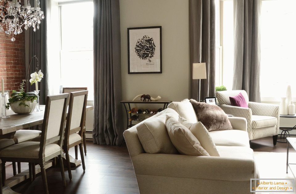 Interiér malého bytu: obývací pokoj a jídelna