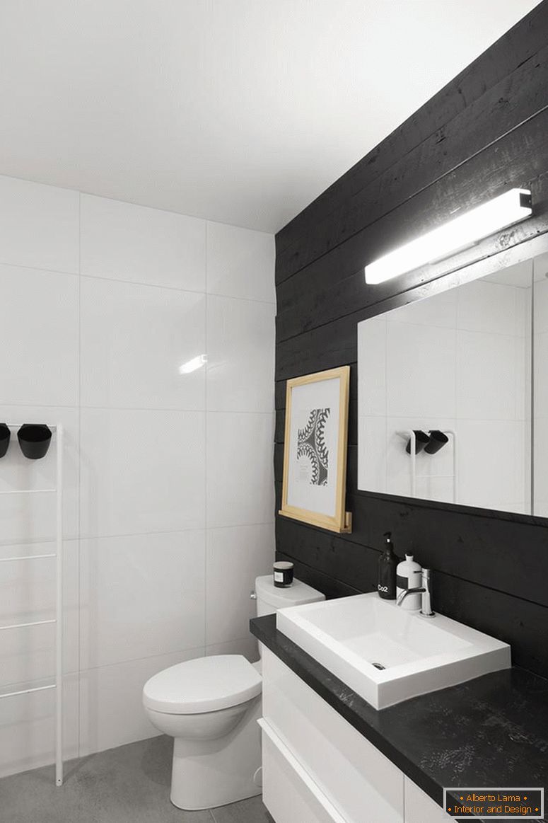 Interiér malé koupelny v černé a bílé barvě