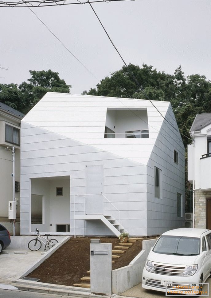 Interiér minimalistického domu se zahradou v Japonsku