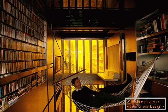 Interiér malé místnosti: houpací síť v knihovně