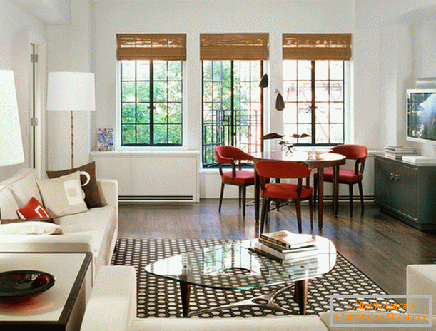 Interiér malého obývacího pokoje v minimalistickém stylu