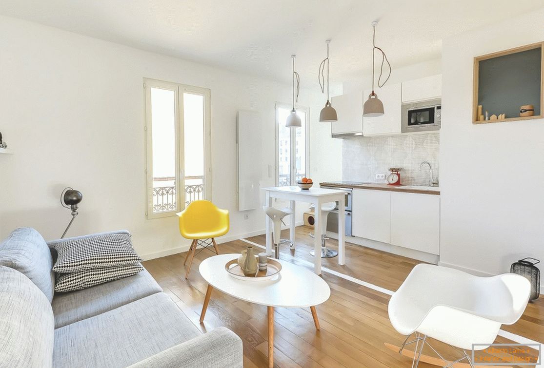 Obývací pokoj s kuchyní v bílé barvě