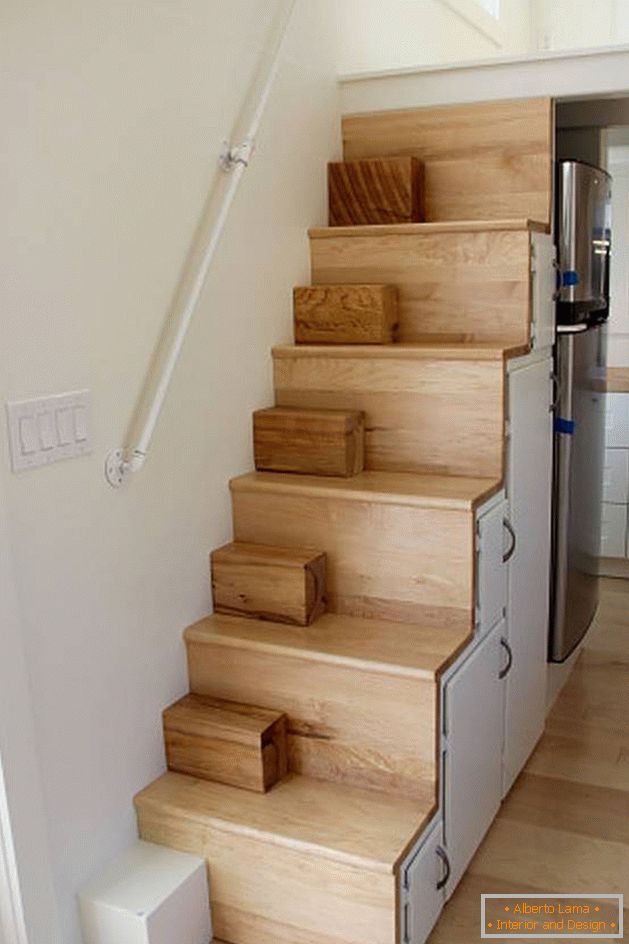 Dřevěné schodiště do druhé úrovně