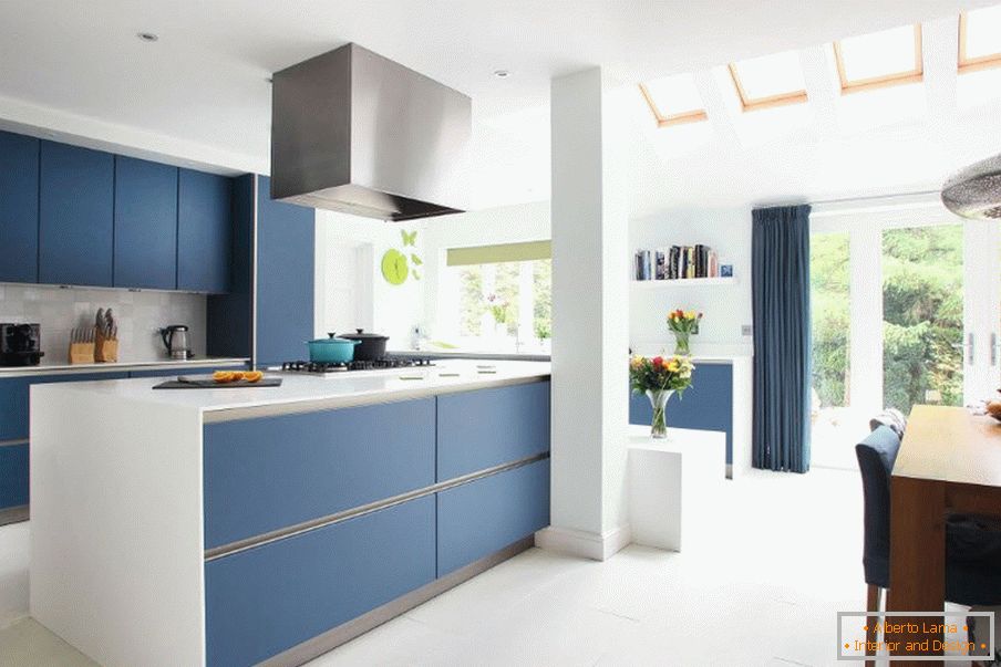 Modrá kuchyně v interiéru