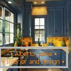 Kombinace žluté zástěry a modrého nábytku