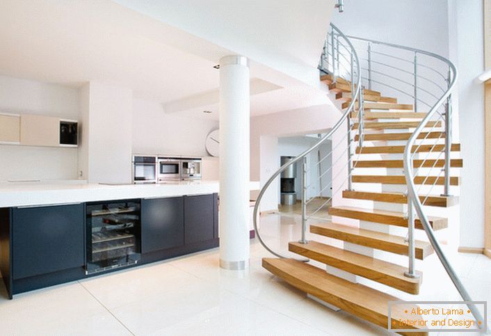 Lehkost a jednoduchost designu schodů zdůrazňují lakonickou podobu prostorného interiéru domu.