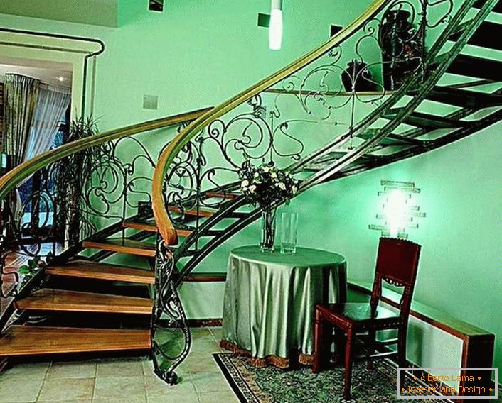 Klasický styl v kombinaci materiálů a hladkost linií elegantního schodiště.